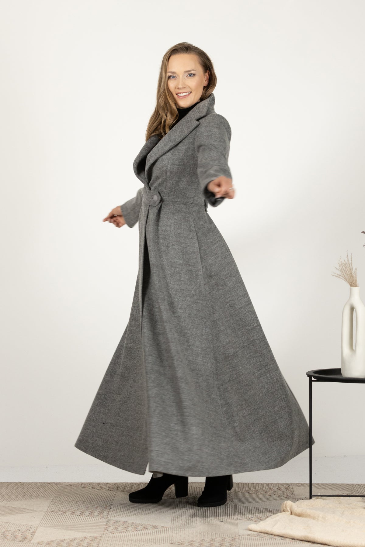 Elegant A-line wool coat with side pockets