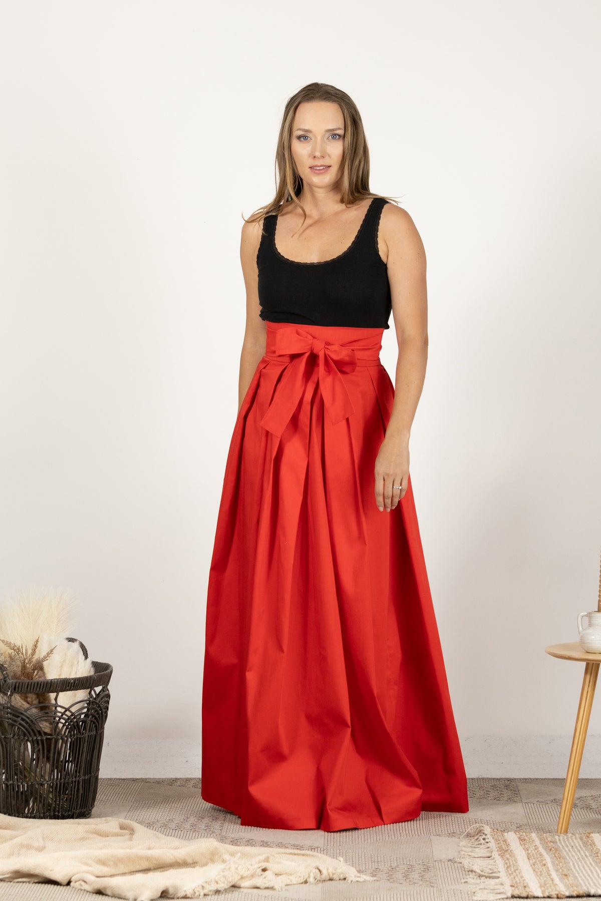 Roter plissierter Maxirock mit hoher Taille