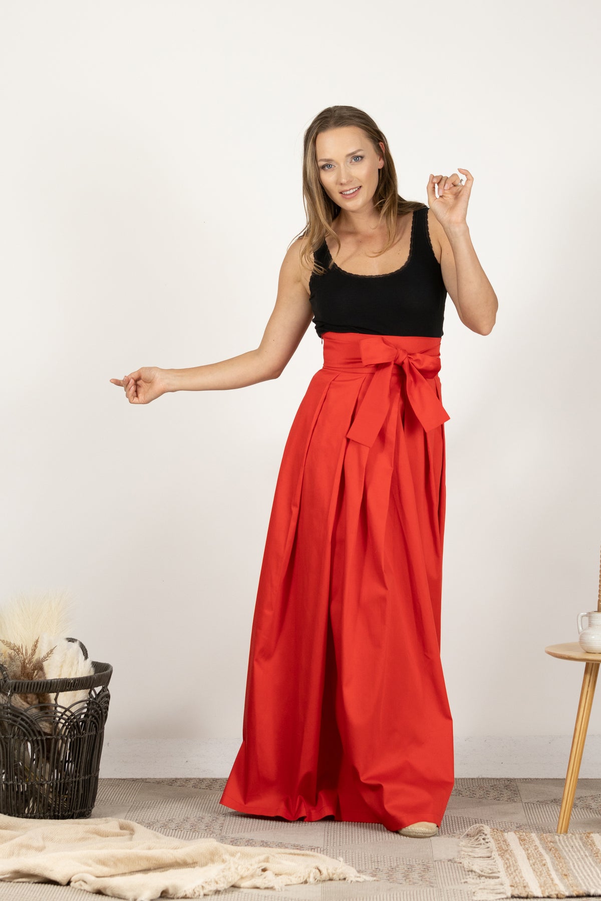 Roter plissierter Maxirock mit hoher Taille