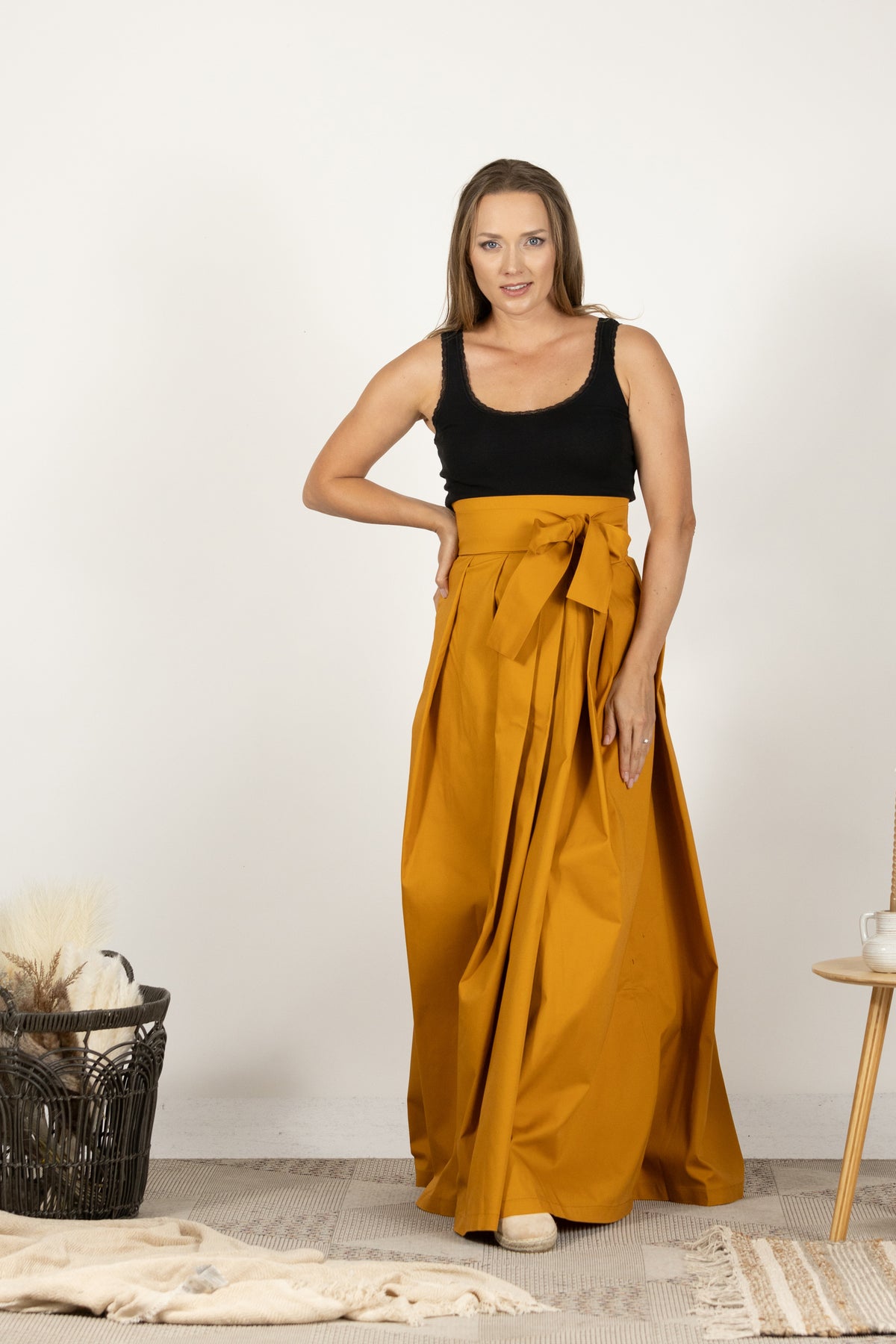 Tiefer gelber plissierter Maxirock mit hoher Taille