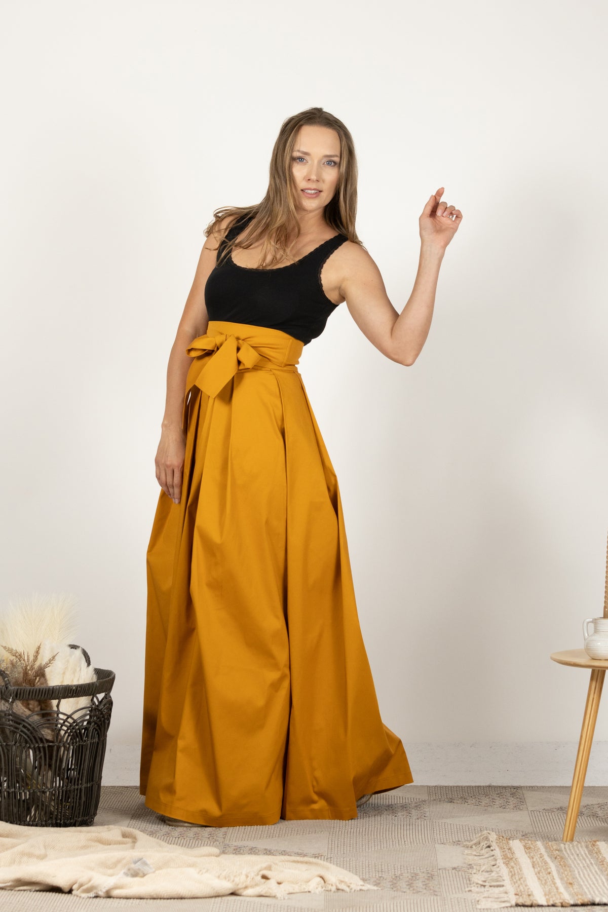 Tiefer gelber plissierter Maxirock mit hoher Taille