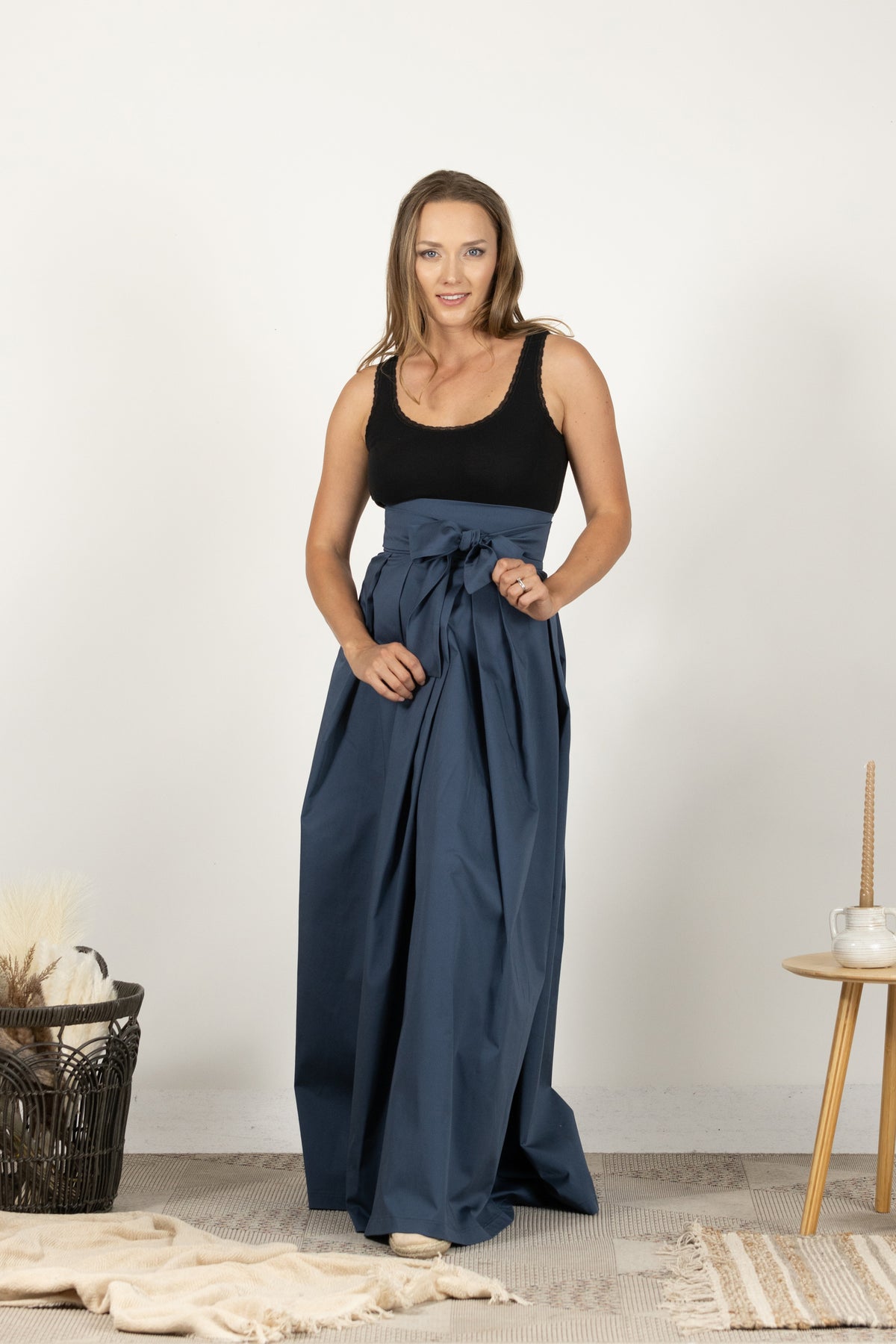 Relaxed-fit dark blue cotton skirt with elegant pleats