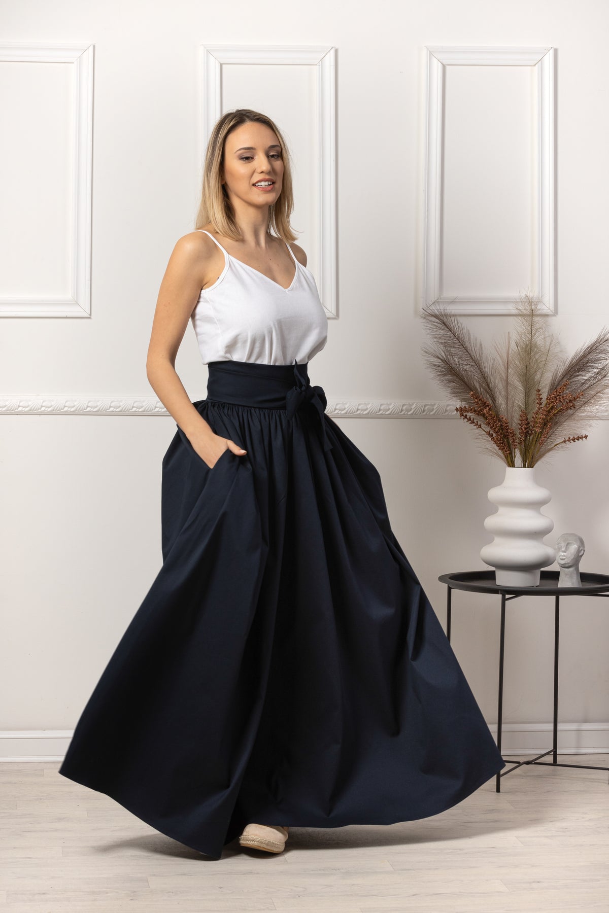 Roter lockerer Rock mit hoher Taille und Taschen