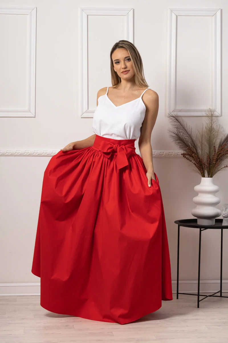 Relaxed outfit with red pocketed skirt.

