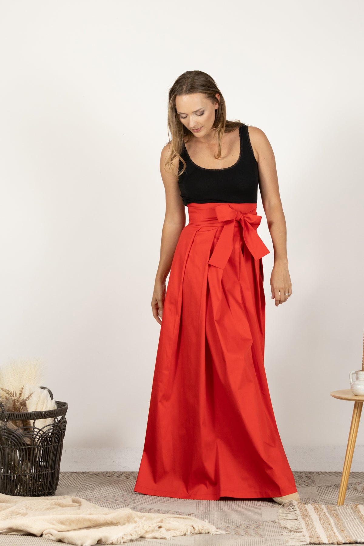 Roter plissierter Maxirock mit hoher Taille