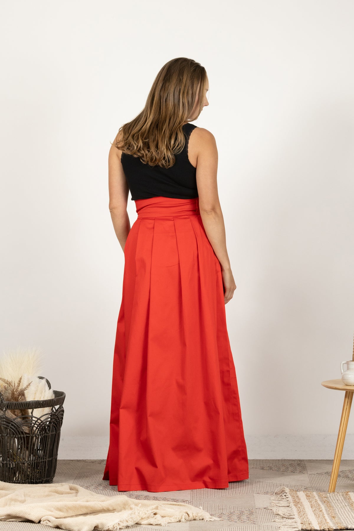 Roter plissierter Maxirock mit hoher Taille