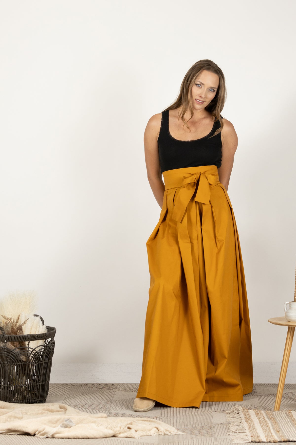Tiefer gelber plissierter Maxirock mit hoher Taille
