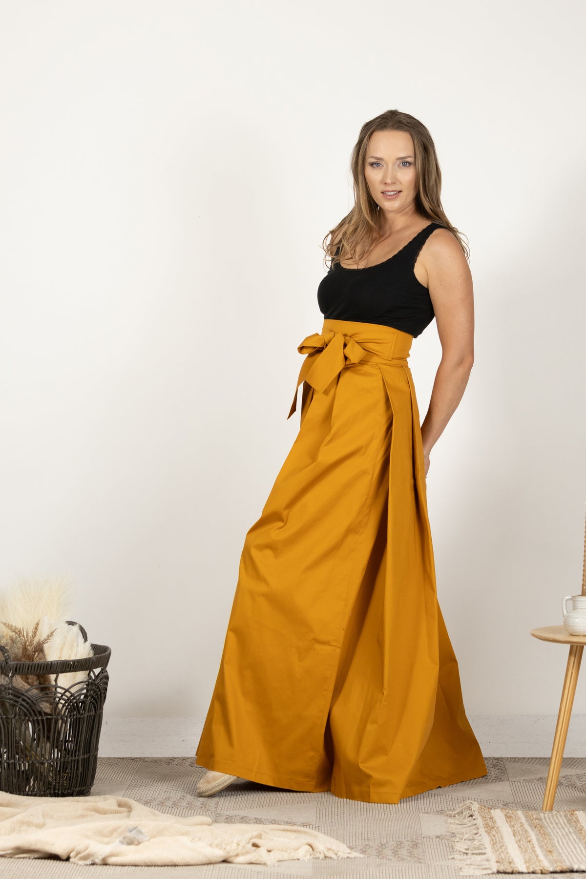 Tiefer gelber plissierter Maxirock mit hoher Taille