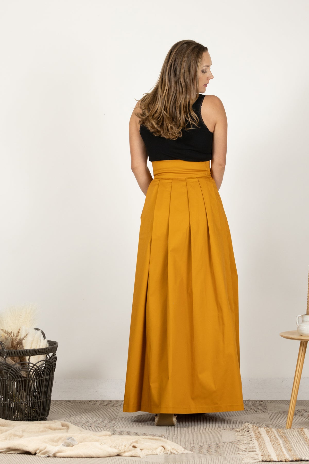 Tiefer gelber plissierter Maxirock mit hoher Taille