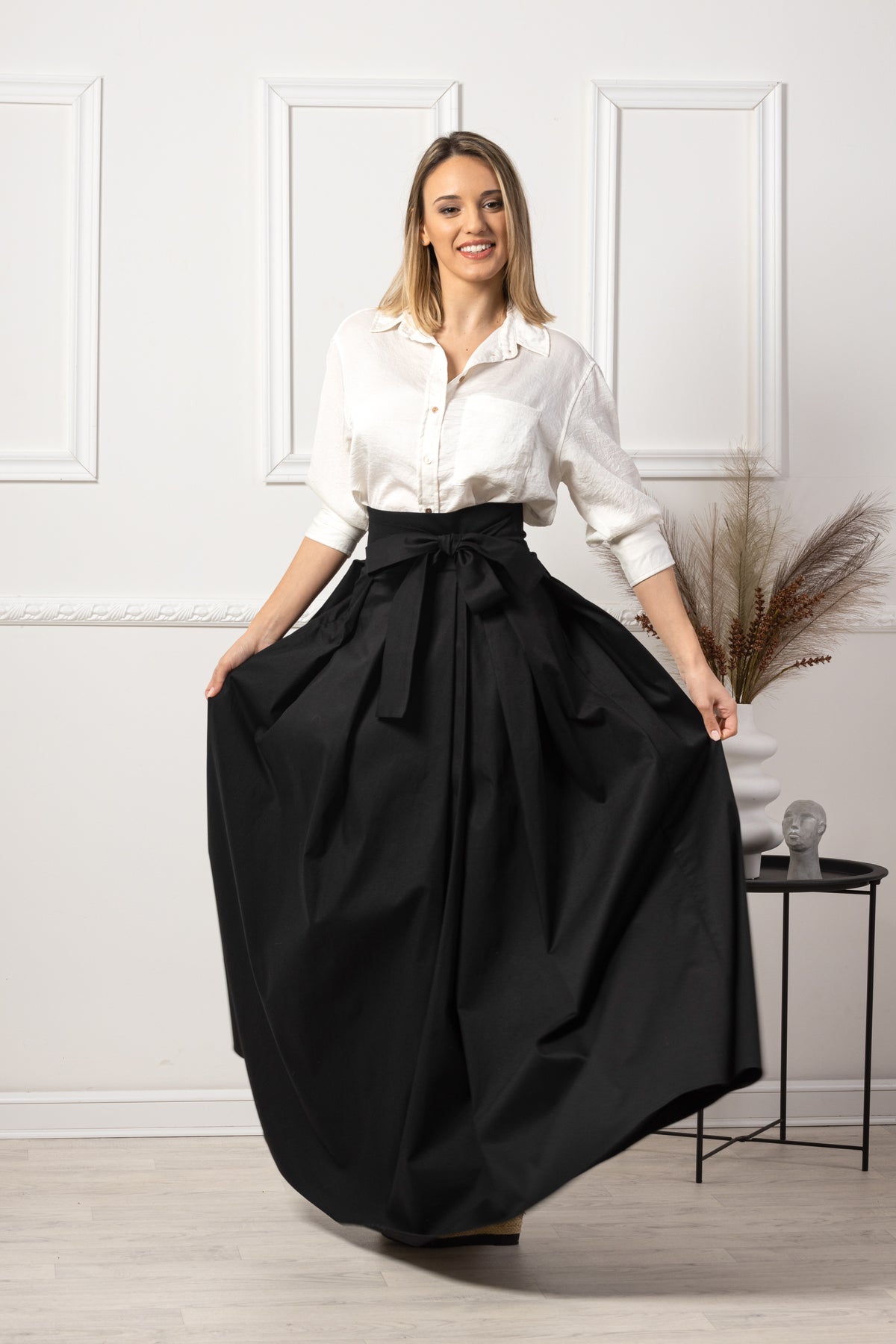 Roter plissierter Maxirock mit hoher Taille
