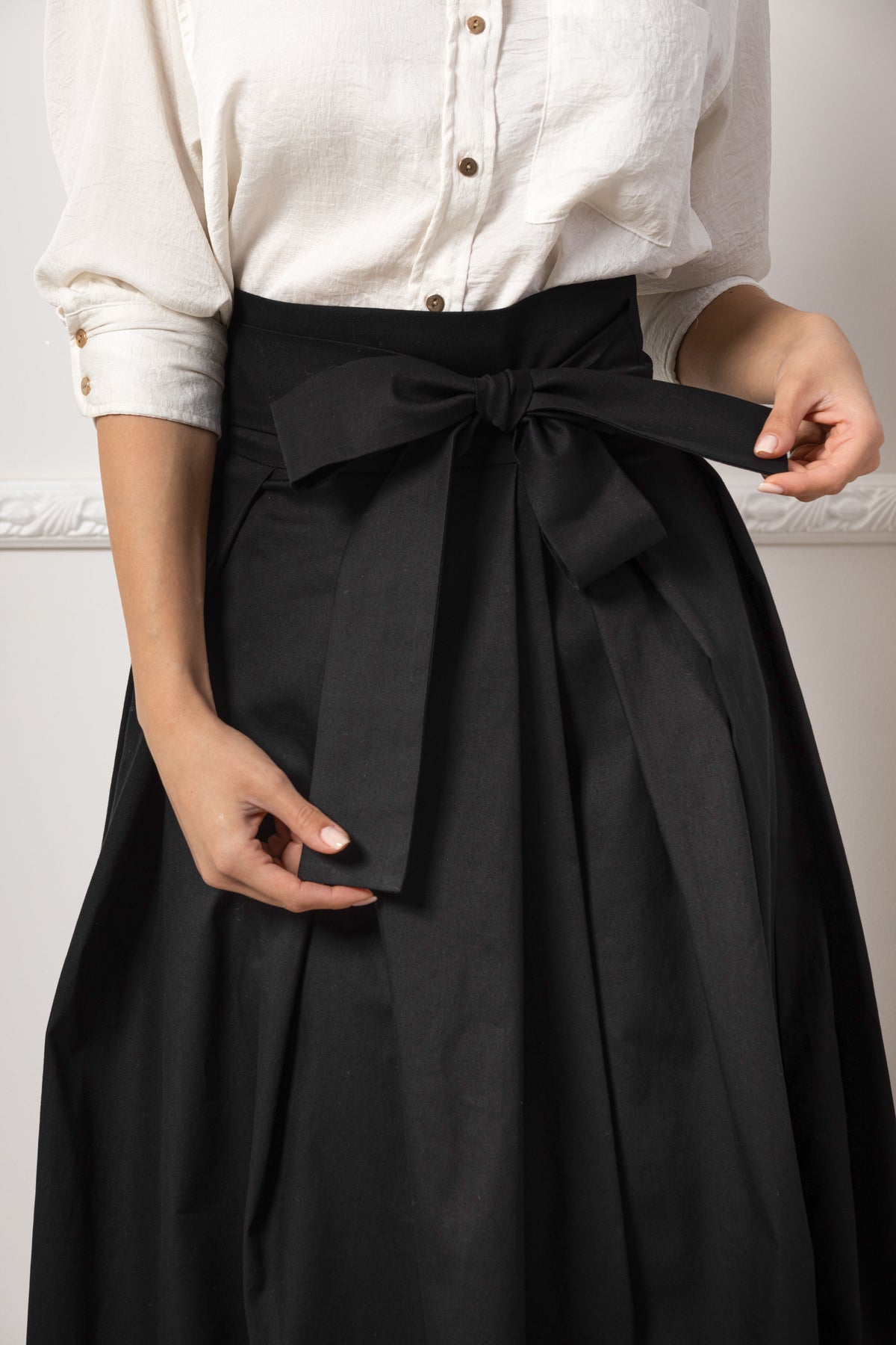 Roter plissierter Maxirock mit hoher Taille