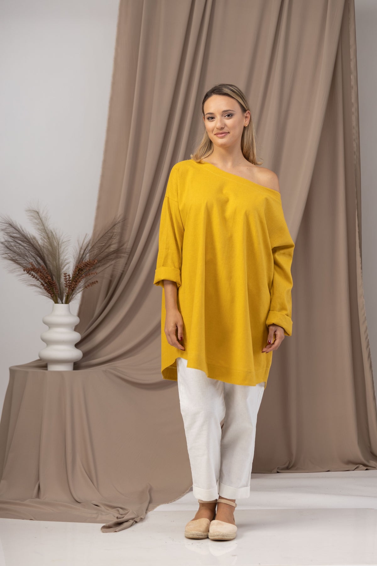 Boho-style linen tunic with open neckline

