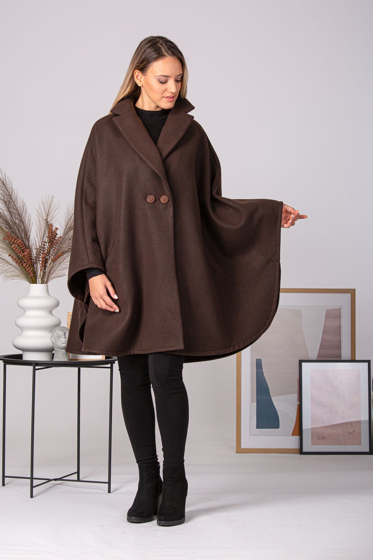 Elegant off-brown cape with lapel and oversized fit
